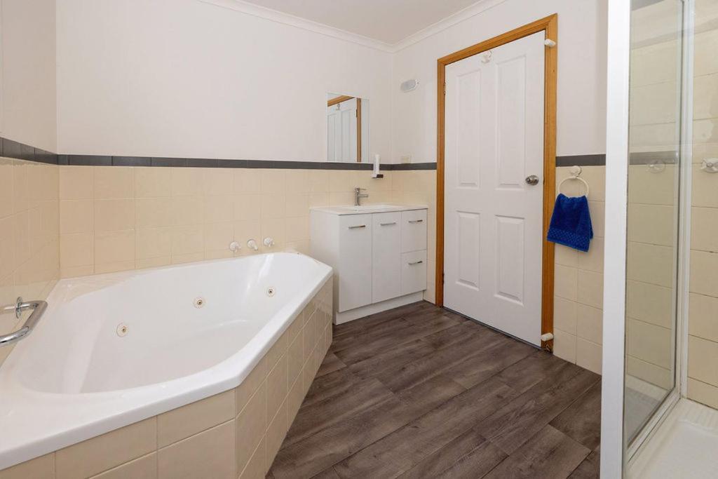 Kitty'S Cottages - Managed By Big4 Strahan Holiday Retreat Bagian luar foto